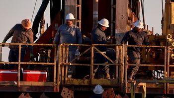 Los trabajadores petroleros perciben este mes sumas fijas que alcanzan un total de $880.000. | LM Neuquen Los trabajadores petroleros perciben este mes sumas fijas que alcanzan un total de $880.000.