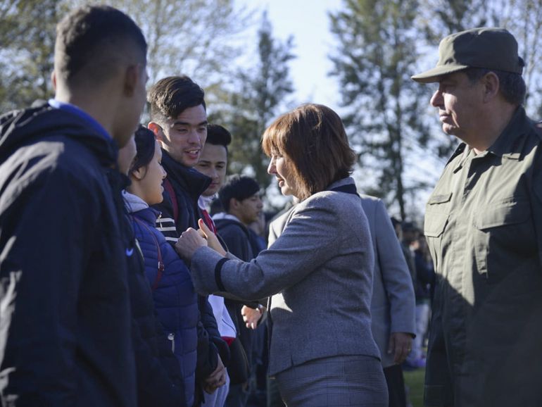 Patricia Bullrich, en septiembre de 2019, en Campo de Mayo, con jóvenes alistados para el Servicio Cívico. Patricia Bullrich, en septiembre de 2019, en Campo de Mayo, con jóvenes alistados para el Servicio Cívico.