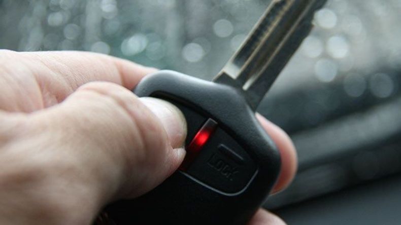 Le inhibieron la alarma de la camioneta y le robaron dinero en efectivo: cayó un sospechoso | LM Neuquen Le inhibieron la alarma de la camioneta y le robaron dinero en efectivo: cayó un sospechoso