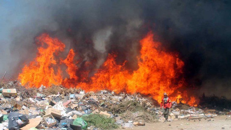 Fuego en el basural municipal de Junín de los Andes: el viento complica las tareas de los bomberos