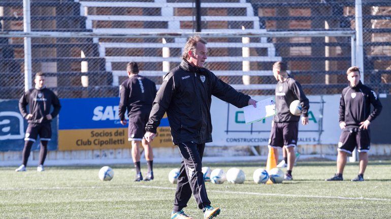 El Albinegro viajó el viernes por la noche hacia Bahía Blanca para visitar a Sansinena por la fecha 9 del Federal.