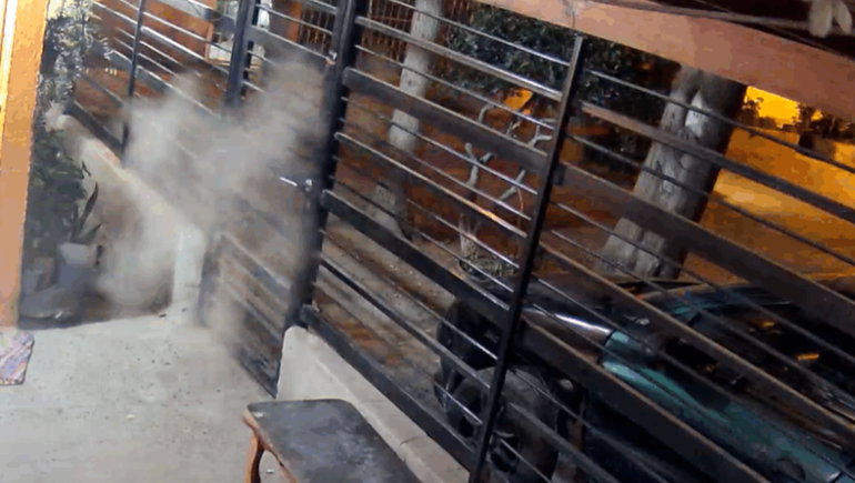 Una madre y sus hijos vivieron una noche de pánico cuando les balearon su casa en Centenario por error