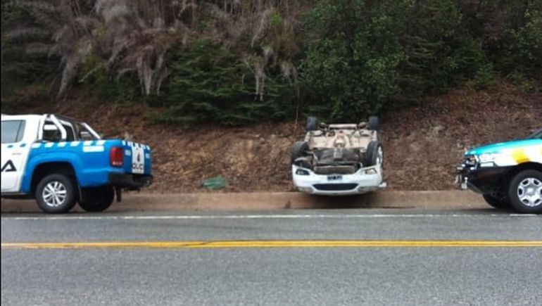 Perdió el control y volcó en la Ruta de los Siete Lagos