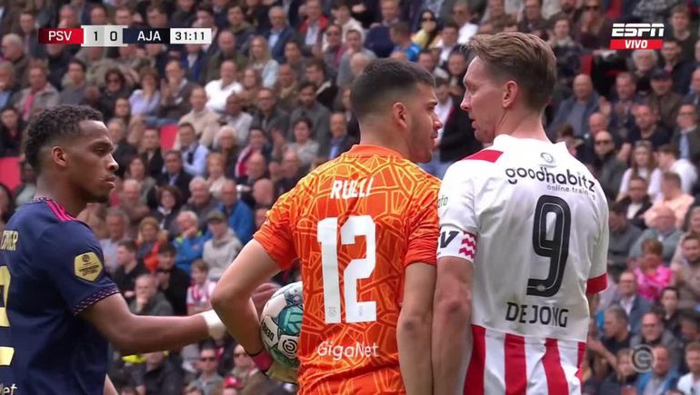 Gerónimo Rulli y un picante cruce con Luuk de Jong.