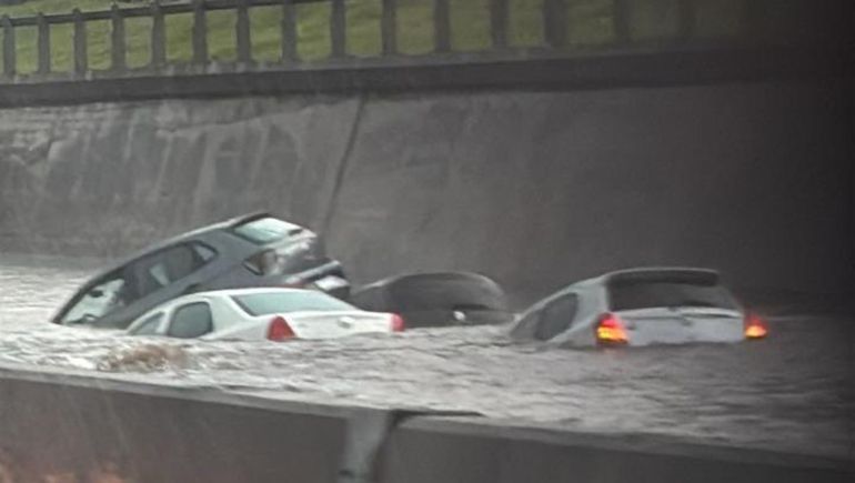 Varios autos quedaron tapados por el agua en la Panamericana.
