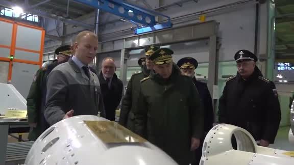 La visita del ministro de Defensa ruso a una de las plantas donde se fabrican las nuevas bomba FAB-1500.