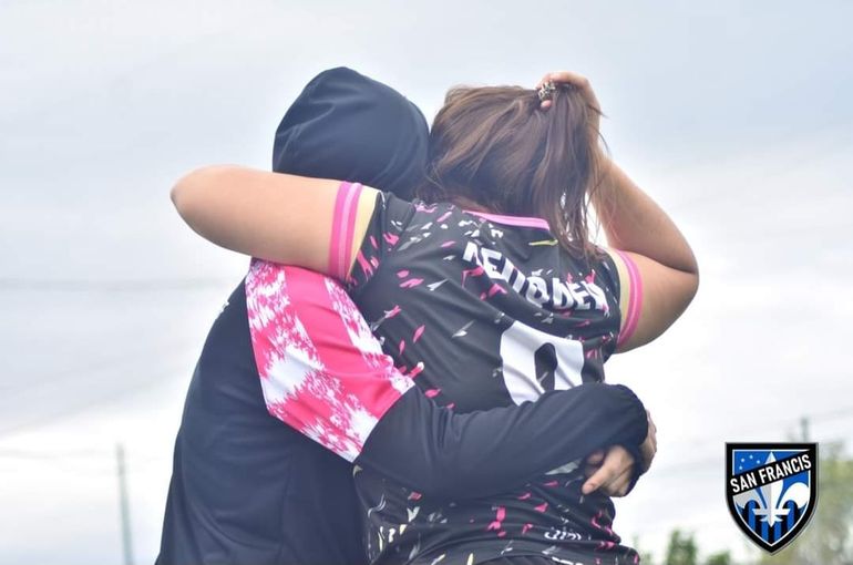 El abrazo de gol. El fútbol une adentro y fuera de la cancha, en un deporte que desde hace tiempo convoca a más mujeres. El abrazo de gol. El fútbol une adentro y fuera de la cancha, en un deporte que desde hace tiempo convoca a más mujeres.