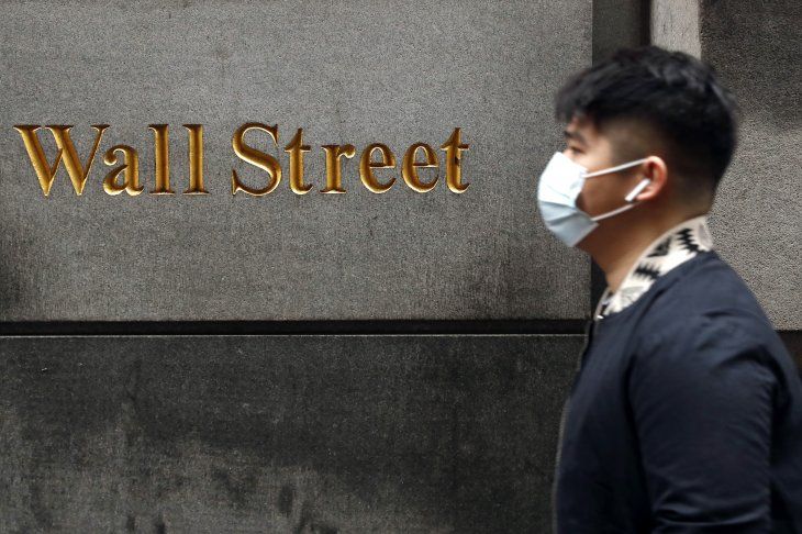 Imagen de archivo de un hombre usando mascarilla mientras camina en Wall Street durante la pandemia de coronavirus en la Ciudad de Nueva York, Nueva York, Estados Unidos. 13 de marzo, 2020. REUTERS/