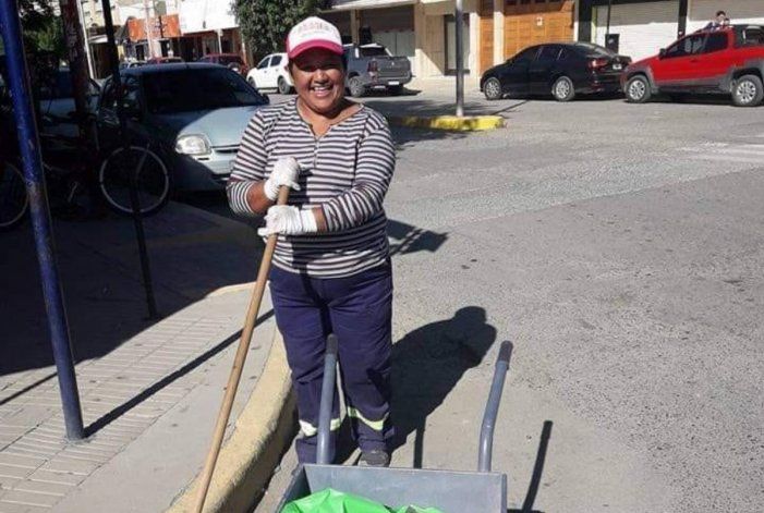 Su madre murió por COVID y ella la reemplazará en el trabajo