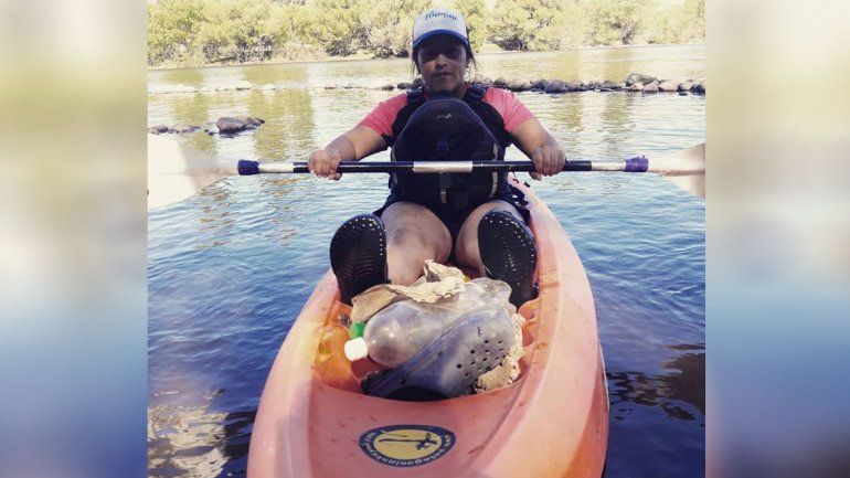 La mujer que le da pelea a la basura en el río Aluminé