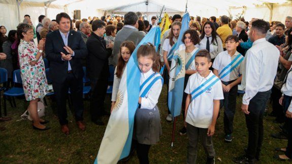 los 50 anos de un colegio que educa y tambien contiene