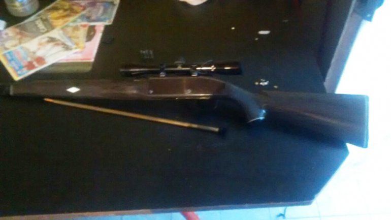 Secuestraron un rifle con mira en un allanamiento en San Lorenzo Sur.