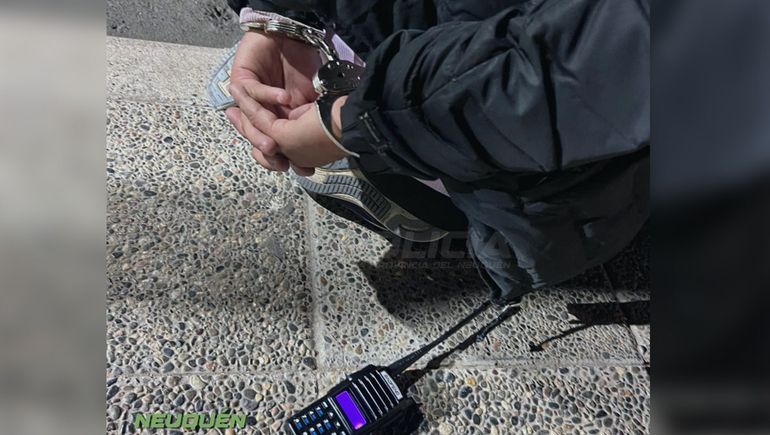 Atraparon a un delincuente que intentó robar un auto en pleno centro con inhibidor.