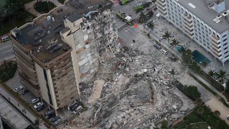 Así fue el impactante momento en el que se derrumbó el edificio en Miami