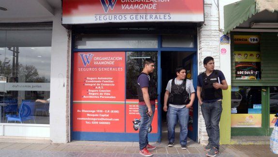 Efectivos policiales durante el procedimiento en la aseguradora asaltada.