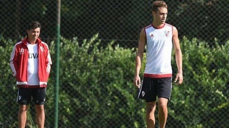 Nahuel Gallardo en un ensayo bajo la mirada de su papá Marcelo.