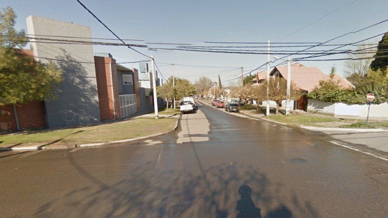 Nuevo ataque de motochorros: rompieron el vidrio de un auto en movimiento y robaron una cartera