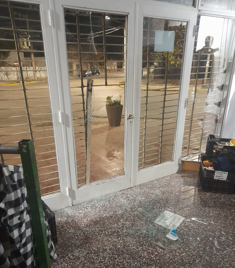 El local sufrió importantes daños materiales, además del robo de indumentaria. El local sufrió importantes daños materiales, además del robo de indumentaria.