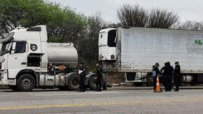 El camión quedó secuestrado mientras investigan la falla que provocó el descenso del acoplado. (Foto: El Tribuno) | LM Neuquen El camión quedó secuestrado mientras investigan la falla que provocó el descenso del acoplado. (Foto: El Tribuno)
