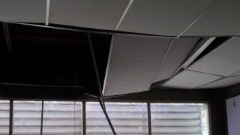 susto: un tanque de agua cayo dentro de un aula en el ifd susto: un tanque de agua cayo dentro de un aula en el ifd