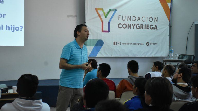 Marcelo Roffé disertó ante un centenar de entrenadores del fútbol neuquino en la Ciudad Deportiva.