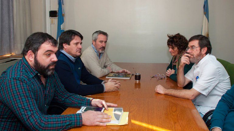 Dirigentes del sindicato de salud junto a funcionarios provinciales.