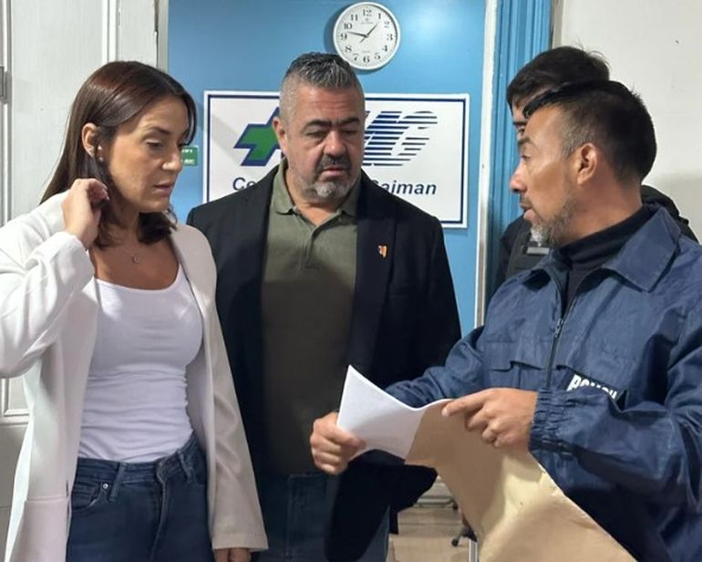 El ministro de Seguridad de Chubut, Héctor Iturrioz, durante uno de los procedimientos, en un centro médico de Gaiman. El ministro de Seguridad de Chubut, Héctor Iturrioz, durante uno de los procedimientos, en un centro médico de Gaiman.