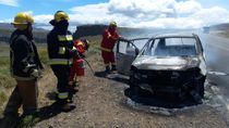 feroz incendio destruyo por completo el auto de una familia que viajaba a chile feroz incendio destruyo por completo el auto de una familia que viajaba a chile