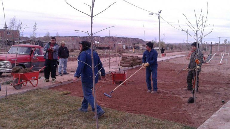Colocaron césped en una plaza de Valentina Norte Rural.