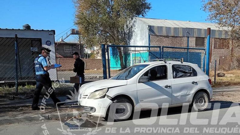 La Policía recuperó un auto robado al que chocaron y abandonaron. | LM Neuquen La Policía recuperó un auto robado al que chocaron y abandonaron.