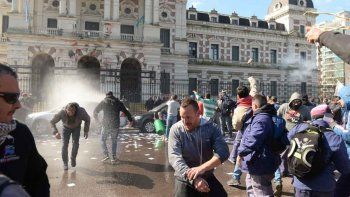 Una protesta sindical terminó con piedras, balas de goma y heridos.