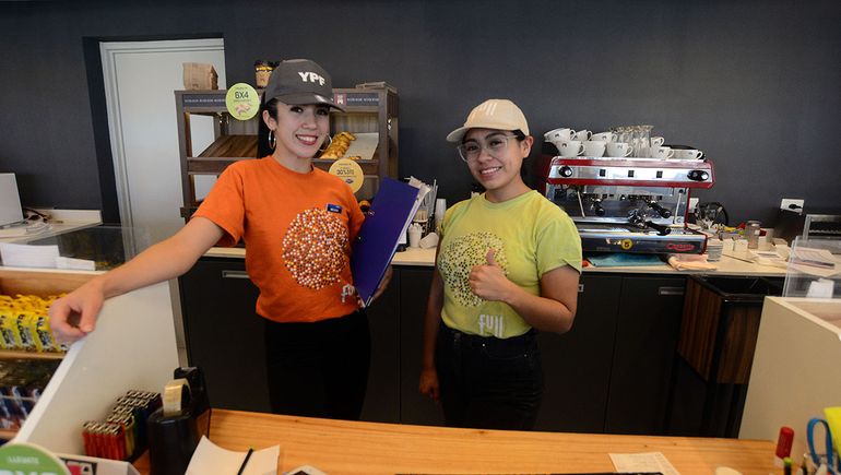 Las jóvenes neuquinas que preparan café en la estación de servicio un día feriado.