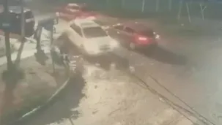 La camioneta blanca que subió a las jóvenes por orden de un joven narco peruano.