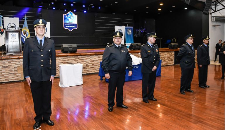 Los requerimientos para ingresar a la escuela de cadetes de la policía de Santa Cruz son medir más de 1,65 (hombres) o 1,60 (mujeres). Los requerimientos para ingresar a la escuela de cadetes de la policía de Santa Cruz son medir más de 1,65 (hombres) o 1,60 (mujeres).