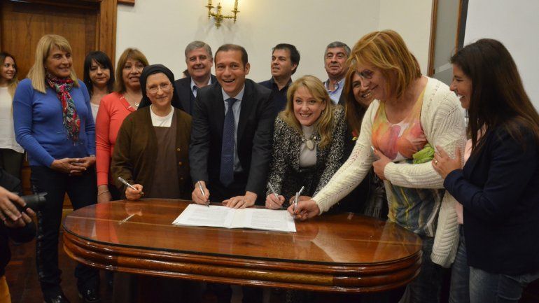 Las beneficiadas por la obra junto a Gutiérrez