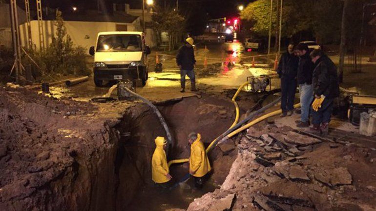 Operarios del EPAS durante la reparación del acueducto roto en Borlenghi al 200.