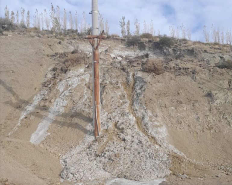 Según indicó una referente vecinal del barrio, las casas sufren la “constante entrada de aguas salitrales” debido a una napa que recorre el sector y provoca desllizamientos en el cerro. Según indicó una referente vecinal del barrio, las casas sufren la “constante entrada de aguas salitrales” debido a una napa que recorre el sector y provoca desllizamientos en el cerro.