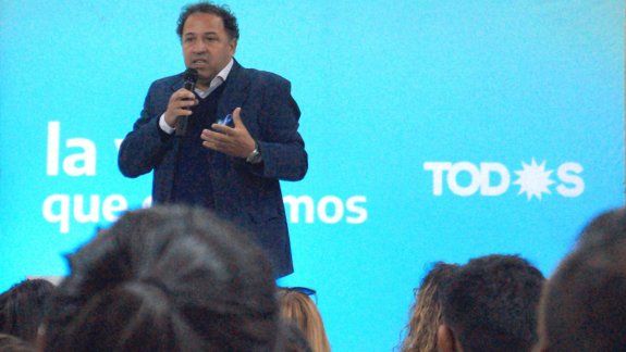 Fabián Ungar habla en el acto en el predio del EPEN en Zapala.