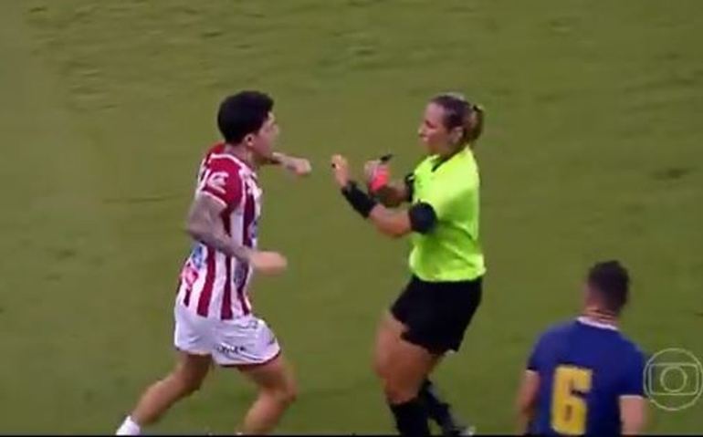Escándalo en Brasil: una árbitra lo expulsó a instancias del VAR e intentó golpearla