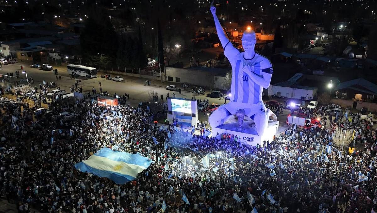 Los festejos en la estatua de Lio Messi más alta del mundo.
