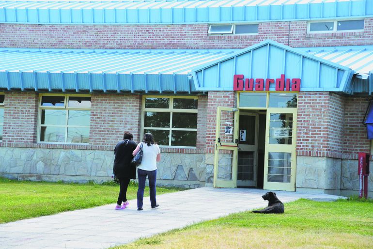 Tras el robo y la agresión sexual, la víctima fue asistida por personal médico en el hospital de Plottier. Tras el robo y la agresión sexual, la víctima fue asistida por personal médico en el hospital de Plottier.