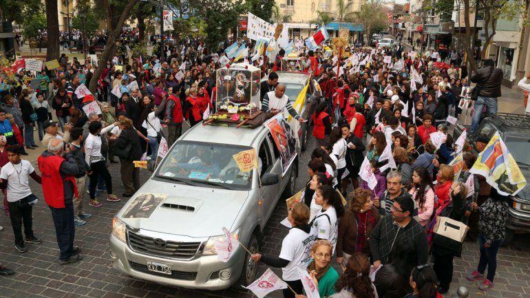 Muchísima gente fue a presenciar el momento a la plaza Monseñor Sueldo.