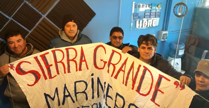 Los pescadores de Sierra Grande dijeron al portal www.pidolapalabra.com.ar que llevan 8 meses sin trabajar. Los pescadores de Sierra Grande dijeron al portal www.pidolapalabra.com.ar que llevan 8 meses sin trabajar.