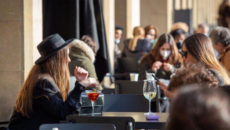 Francia y Austria reabren sus bares y restaurantes mientras se relajan los cierres