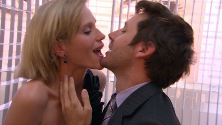 En La jefa , el chileno y Brenda Gandini se besaban apasionadamente.