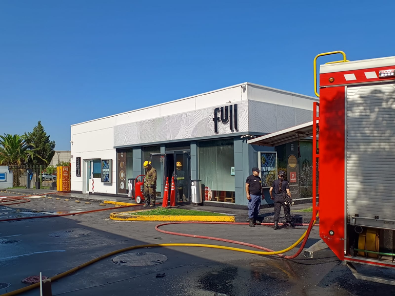 El incendio se registraba en una estación de servicios sobre la Avenida Mosconi / Foto