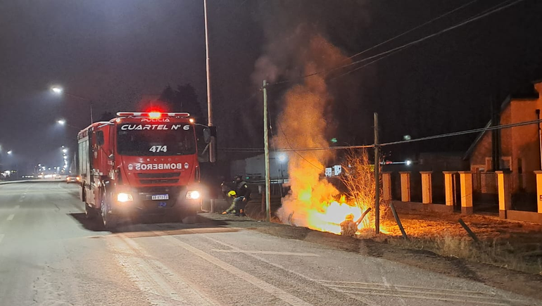 Perdió el control y terminó volcando: murió calcinado