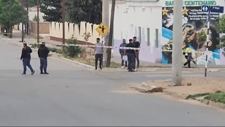 La Policía comenzó a trabajar rápidamente en la escena del crimen. Gentileza La Voz del Neuquén. La Policía comenzó a trabajar rápidamente en la escena del crimen. Gentileza La Voz del Neuquén.