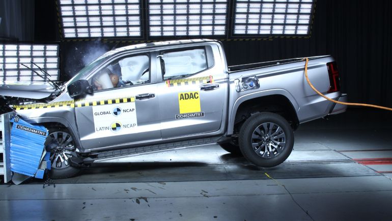 Los seis arbags en acción en el testeo a la Volkswagen Amarok. Los seis arbags en acción en el testeo a la Volkswagen Amarok.