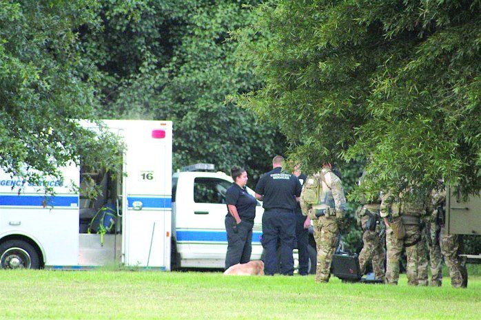 Cuando los agentes le pidieron que saliera de su casa y se entregara, Jonathan Newell se pegó un tiro en la cabeza.